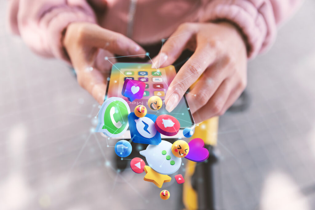 manos-sosteniendo-concepto-redes-sociales-telefonos-inteligentes-scaled
